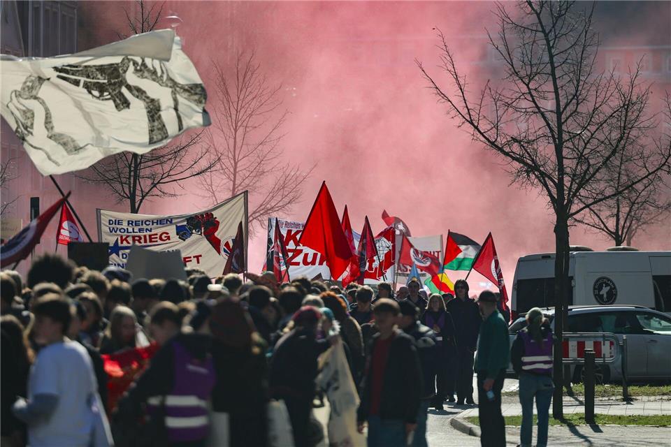 Die Streikenden verlangten mehr Geld für Bildung, Soziales und Umweltschutz statt für Aufrüstung.Frank Molter/dpa