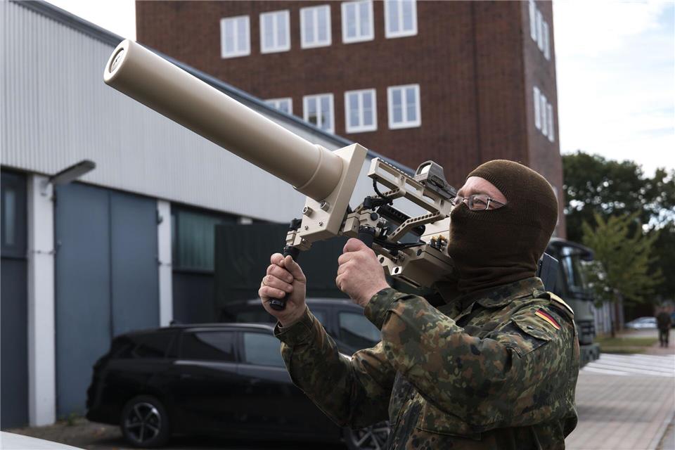 Die Streitkräfte dürfen bei der Abwehr von Drohnen in Zukunft Amtshilfe leisten - notfalls auch mit Waffengewalt. (Archivbild) Marcus Golejewski/dpa