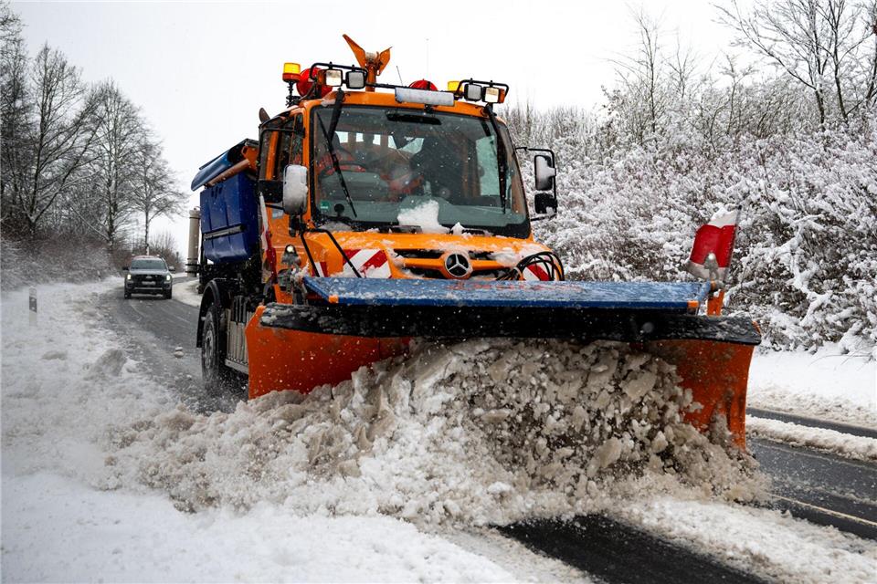Die Streu- und Räumfahrzeuge des Winterdienstes waren im Dauereinsatz.Florian Wiegand/dpa