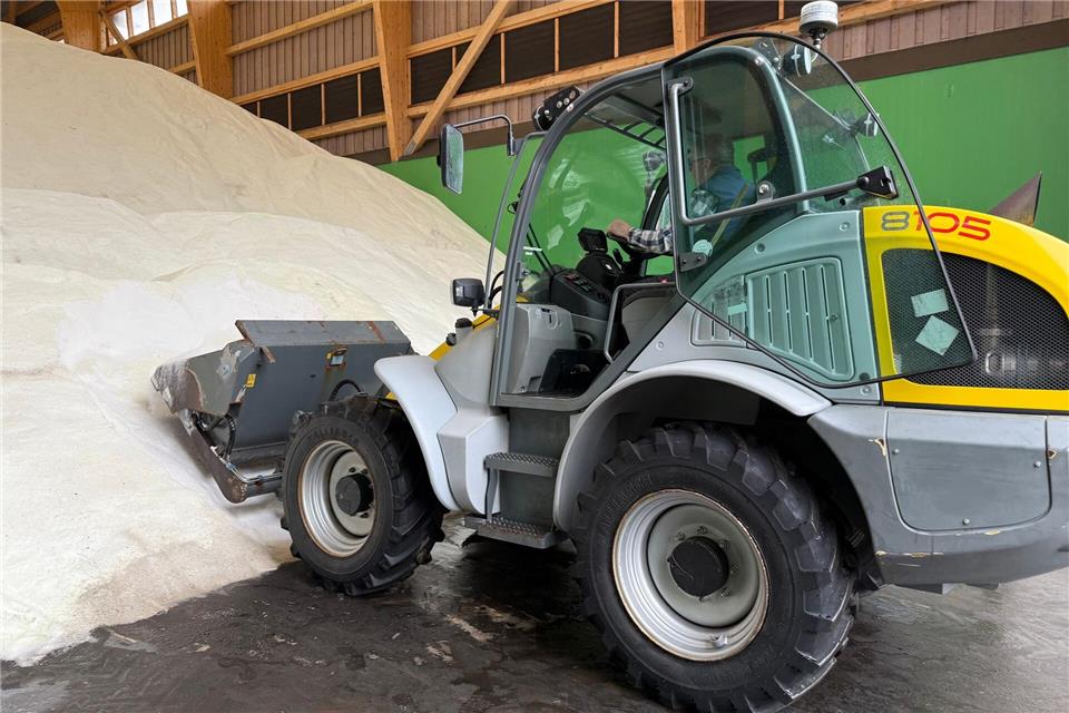 Die Streusalzlager sind laut Straßenbehörde Hessen Mobil gut gefüllt, der Winterdienst ist für die neue Saison vorbereitet.Michael Bauer/dpa