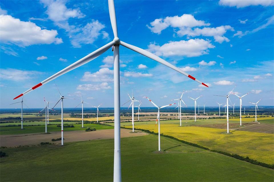 Die Stromerzeugung aus Wind hat in Brandenburg in den vergangenen zehn Jahren deutlich zugelegt.Patrick Pleul/dpa