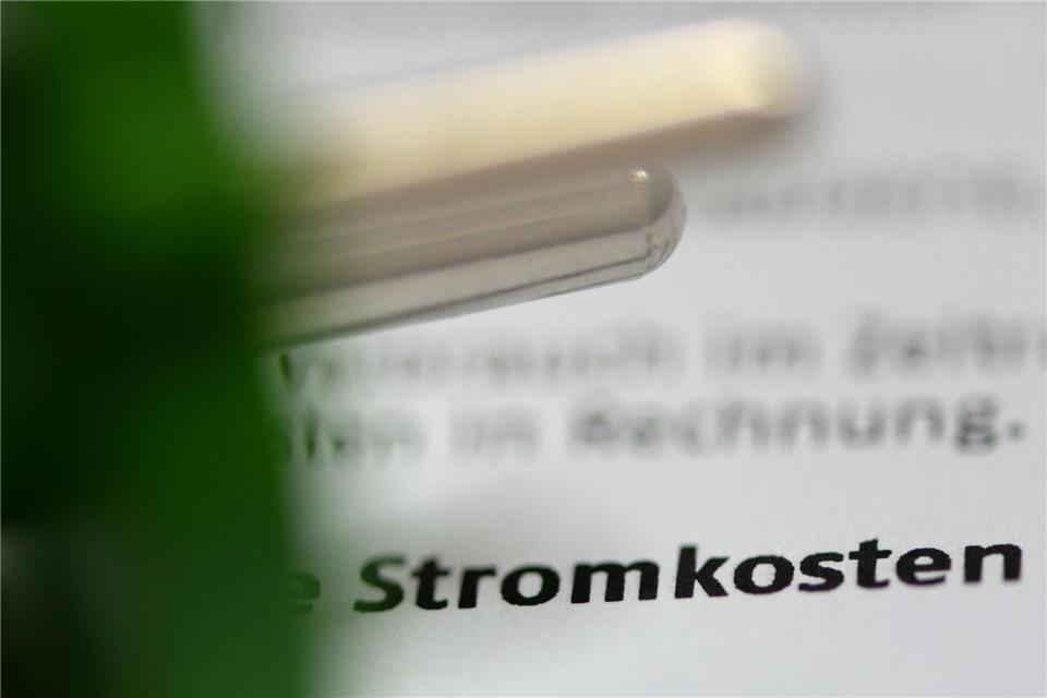 Die Stromkosten für Verbraucher sind zuletzt gesunken (Archivbild)Jens Kalaene/dpa