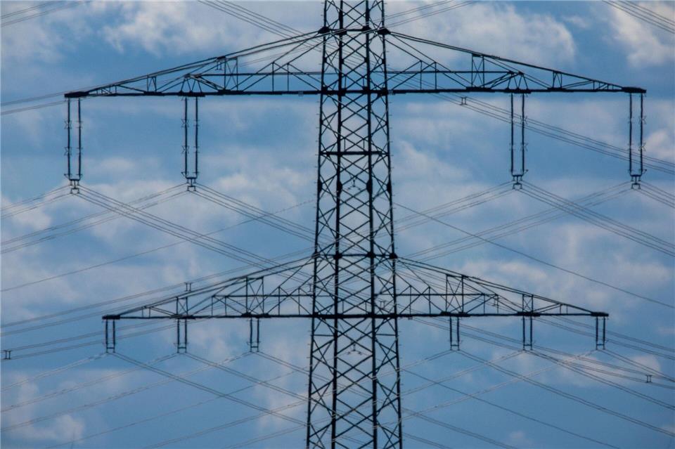 Die Stromkosten in Deutschland sind laut DIHK doppelt hoch wie in Frankreich (Archivbild)Jens Büttner/dpa