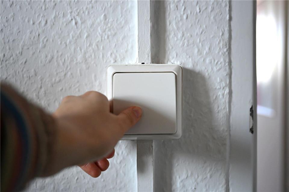 Die Stromrechnung von Haushalten soll niedriger werden. (Symbolbild)Elisa Schu/dpa