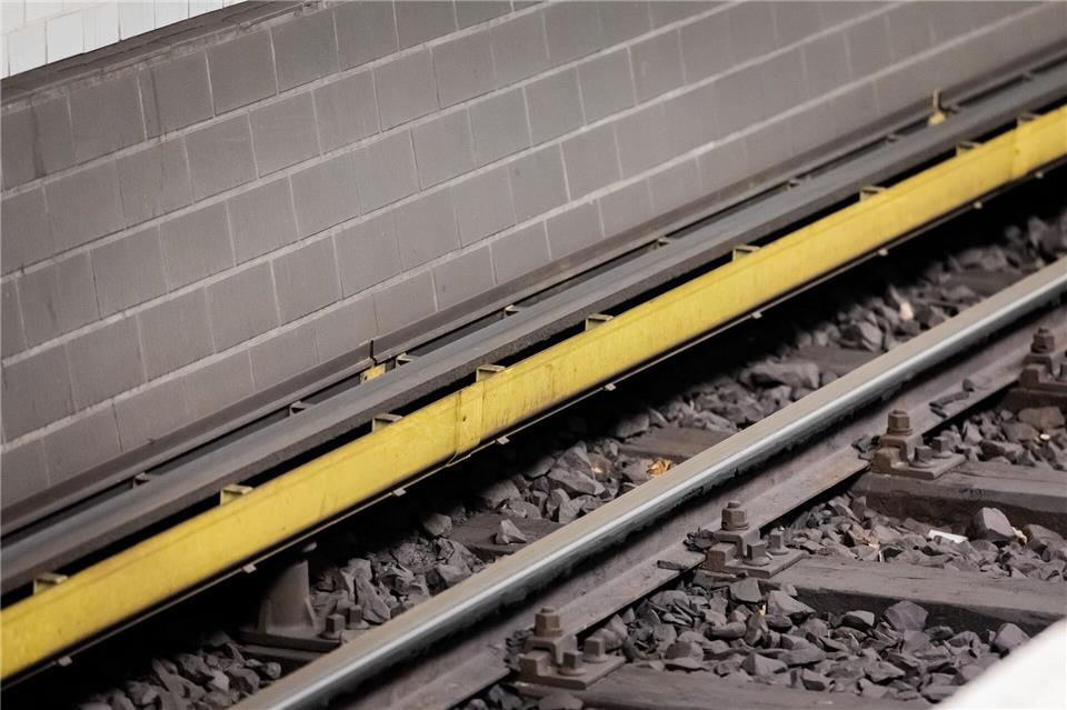 Die Stromschienen stehen im Regelbetrieb dauerhaft unter einer Spannung von 750 Volt Gleichstrom. (Archivbild)Christoph Soeder/dpa