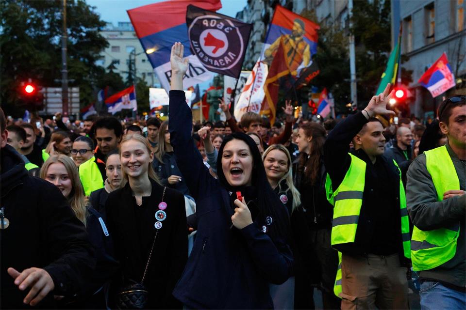 Die Studentenbewegung spricht Experten zufolge alle Bevölkerungsschichten an. Marko Drobnjakovic/AP/dpa