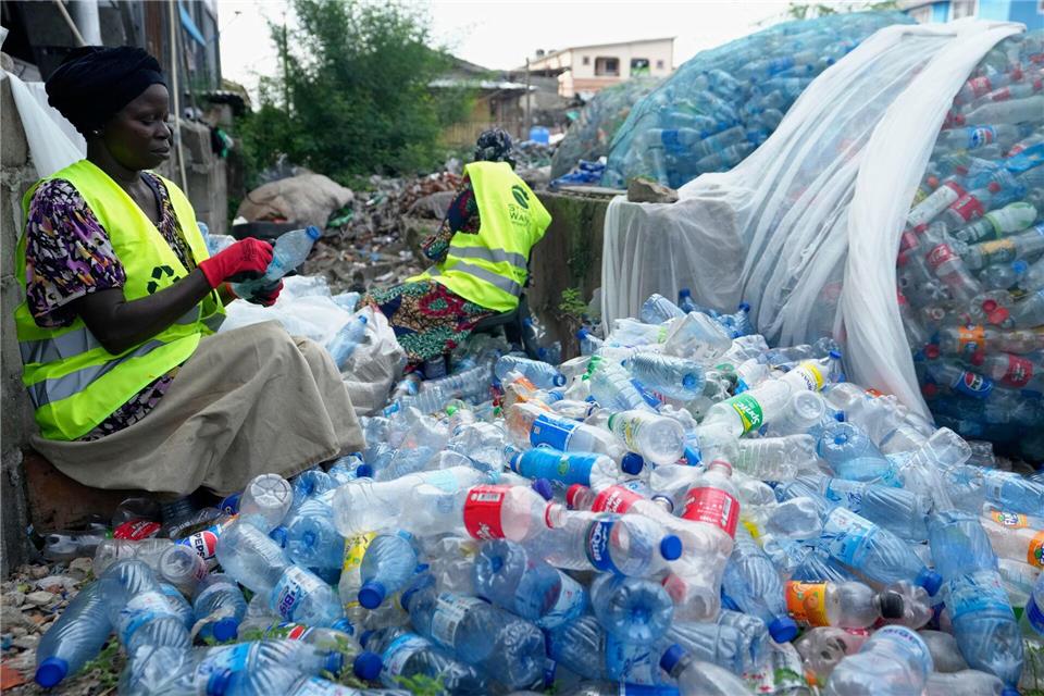 Die Studie kontriert sich auf die negativen Gesundheitsbelastungen im Zuge des Plastik-Lebenszyklus - es gibt aber auch positive Aspekte. (Archivbild)Sunday Alamba/AP/dpa