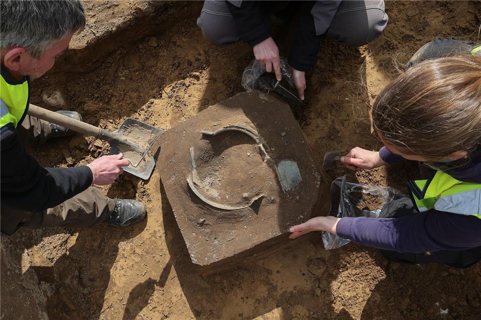 Die Stücke wurden im Herbst 2025 im Boden entdeckt. Christian Charisius/dpa
