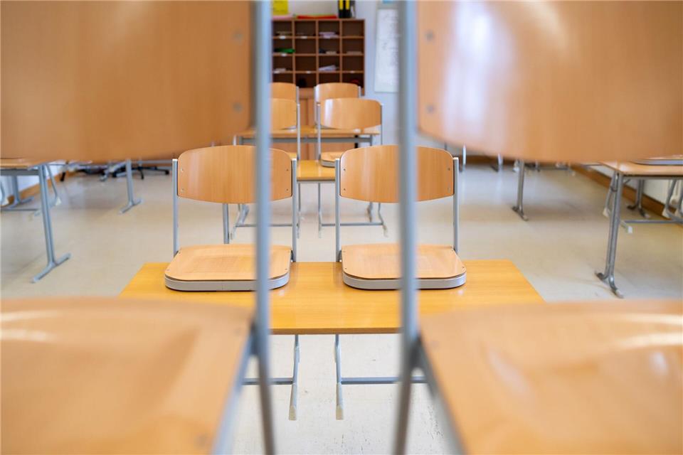 Die Stühle bleiben oben, das Klassenzimmer ist leer: Am Buß- und Bettag müssen Bayerns Schüler nicht zum Unterricht. (Symbolbild)Sven Hoppe/dpa