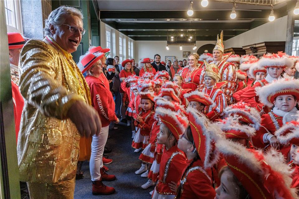 Die Stürmung des Rathauses ist der feierliche Beginn der Karnevalsession im Norden.Markus Scholz/dpa
