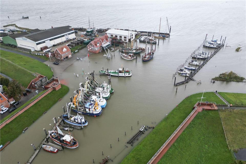 Die Sturmflut trieb das Wasser in Ditzum bis an die Kaimauer.Lars Penning/dpa
