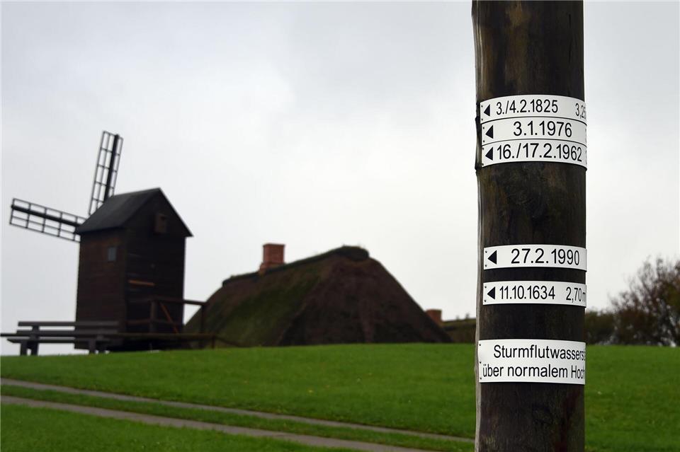 Die Sturmflut vom 3. Januar 1976 hinterließ Spuren an der Nordseeküste in Schleswig-Holstein. (Archivbild)picture alliance / dpa