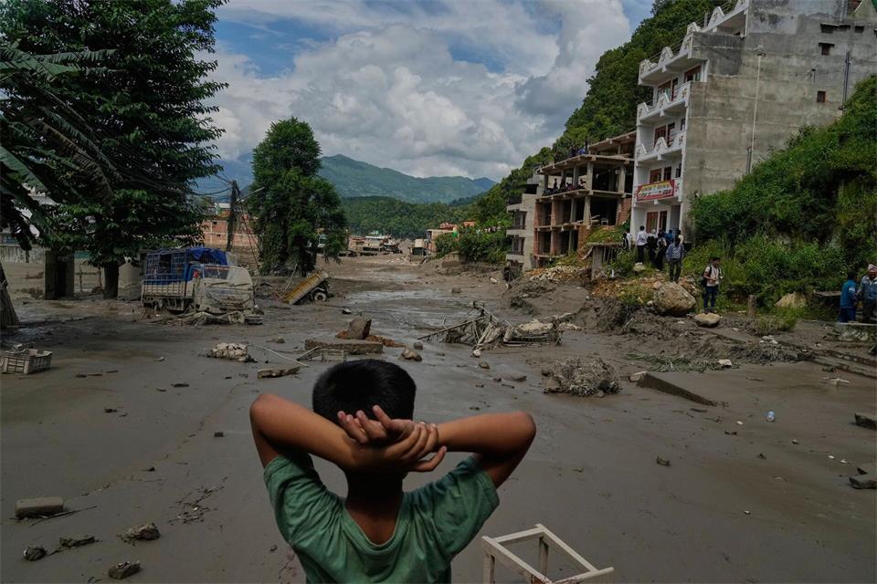 Die Sturzflut hat eine schwere Spur der Zerstörung in ein Flusstal zwischen Nepal und Tibet gezogen.Niranjan Shrestha/AP/dpa