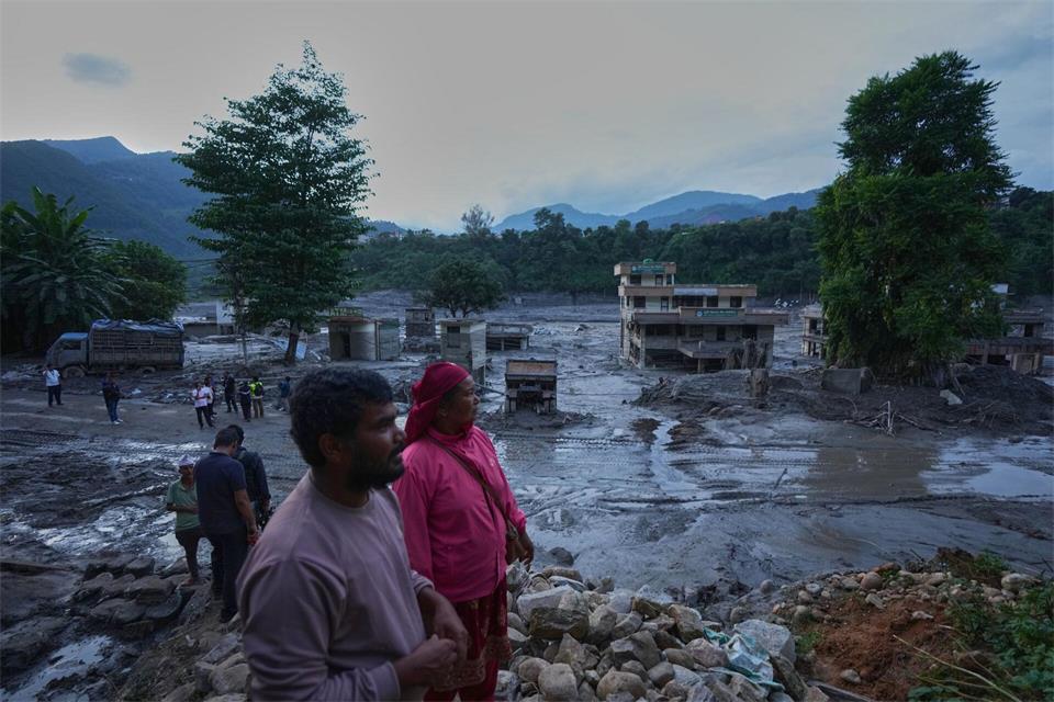 Die Sturzflut hatte entlang eines Flusslaufs schwere Schäden angerichtet.  Rajesh Kumar Singh/AP/dpa