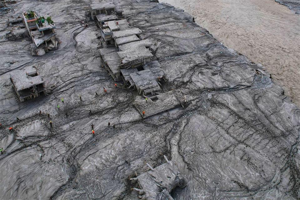 Die Sturzflut hatte ganze Landstriche im Schlamm versinken lassen. Rajesh Kumar Singh/AP/dpa