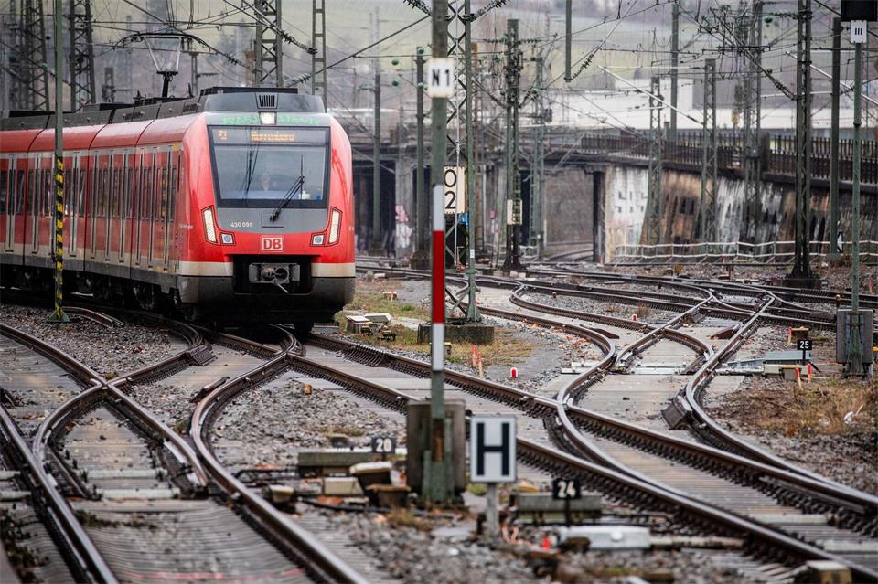 Die Stuttgarter S-Bahn fährt seit heute wieder auf der Stammstrecke. (Archivbild)Christoph Schmidt/dpa