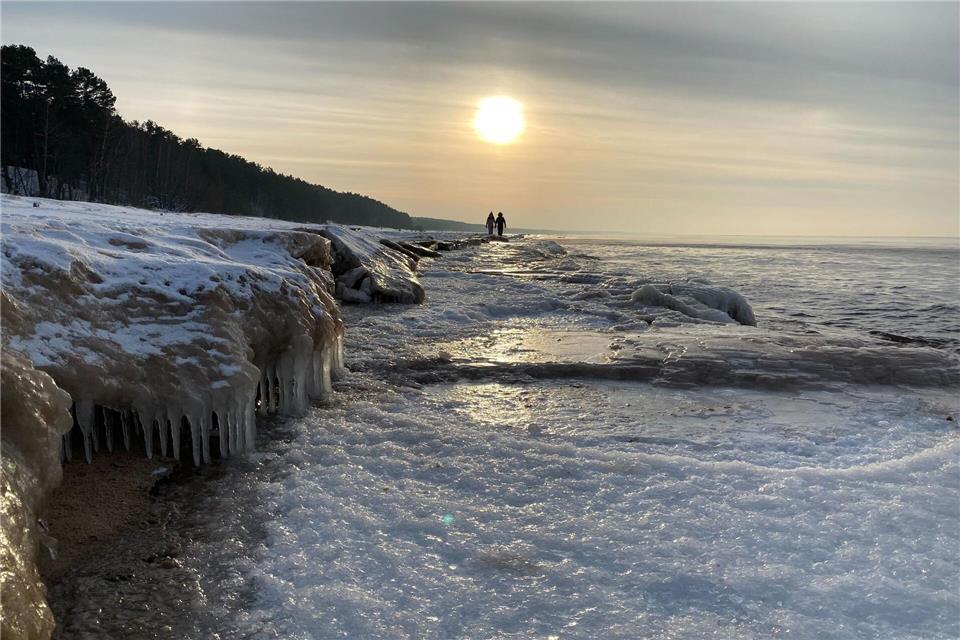 Die Suche auf See sei durch die Dunkelheit und große Eisschollen erschwert worden, was die Navigation stark beeinträchtigt habe, hieß es. (Symbolfoto)Alexander Welscher/dpa