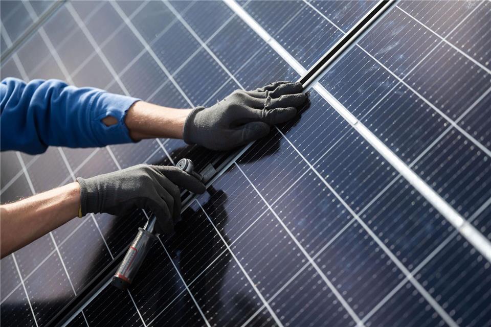 Die Suche nach Fachkräften für die Energiewende gestaltet sich schwierig. (Archivbild)Marijan Murat/dpa