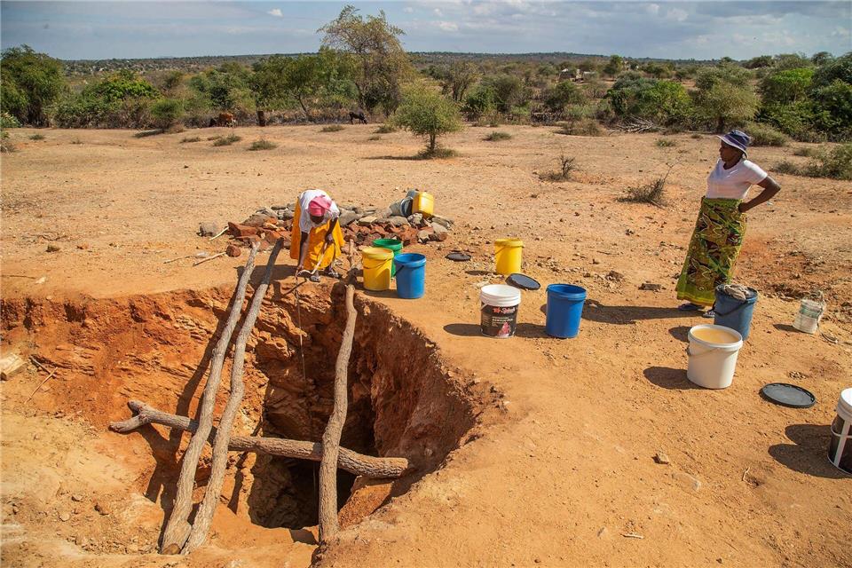 Die Suche nach Wasser bestimmt das Leben der Familen in Dürrezeiten (Archivbild)Aaron Ufumeli/AP/dpa