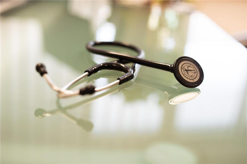 Die Suche nach einem freien Arzttermin gestaltet sich oft schwierig: Besetztzeichen und lange Wartezeiten sind keine Seltenheit.Frank Rumpenhorst/dpa/dpa-tmn