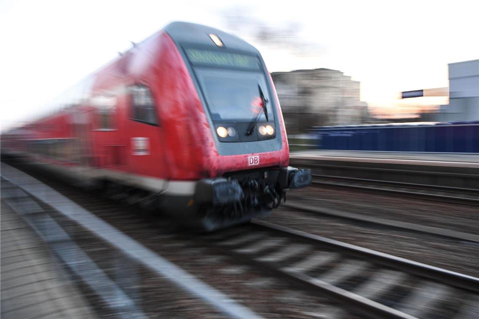 Die Südbahn ist nach monatelangen Bauarbeiten bald wieder frei. (Symbolbild) Felix Kästle/dpa