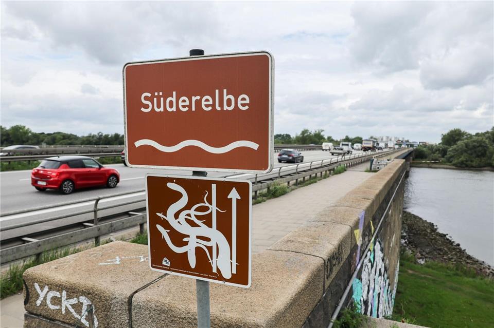 Die Süderelbbrücke der A1 wird am Wochenende in Fahrtrichtung Lübeck gesperrt. (Archivbild)Christian Charisius/dpa