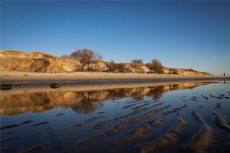 Die Südküste auf Föhr verliert pro Jahr Zehntausende Kubikmeter Sand. (Archivbild)Christian Charisius/dpa