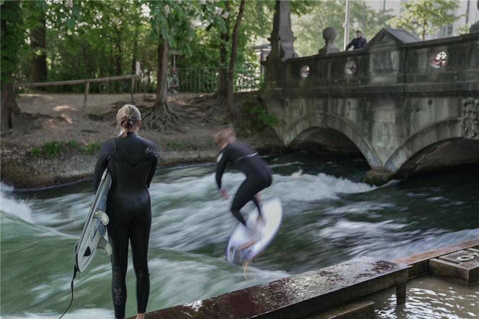 Die Surfer können sich freuen: Die Eisbachwelle ist wieder freigegeben. Ehsan Monajati/dpa