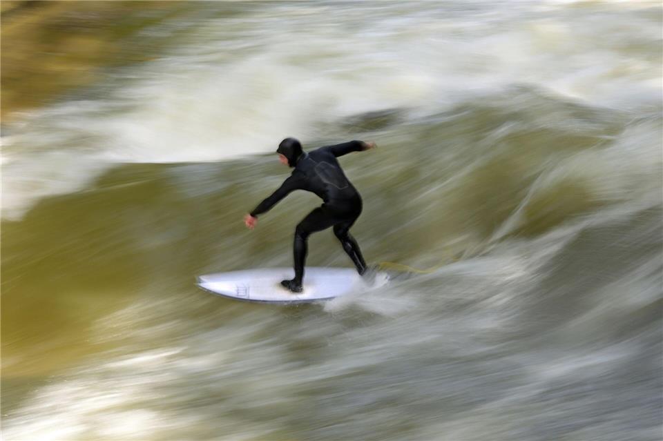 Die Surferinnen und Surfer auf der Eisbachwelle zählen inzwischen als Attraktion in München. (Archivbild)Malin Wunderlich/dpa