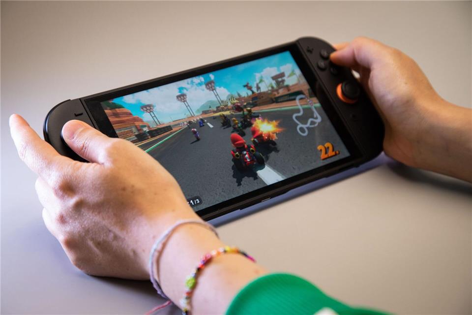 Die Switch 2 im Handheld-Modus.Christin Klose/dpa-tmn