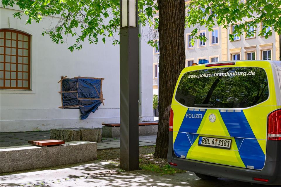 Die Synagoge in Cottbus wurde mit einem Hakenkreuz beschmiert, das vor der Entfernung zunächst abgeklebt wurde. Patrick Pleul/dpa
