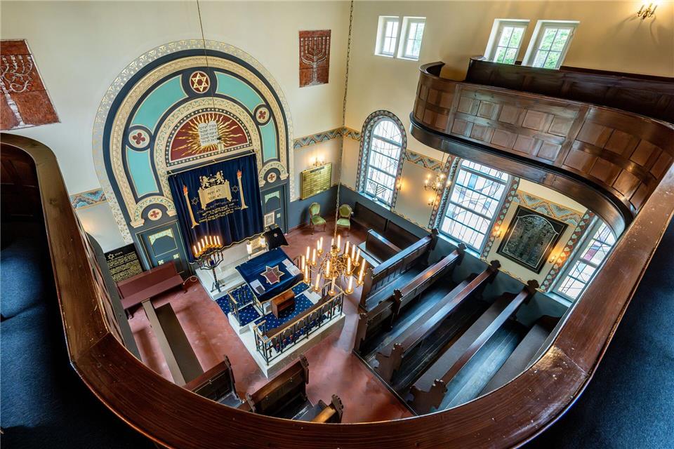 Gedenken an Neubeginn jüdischen Lebens nach dem Krieg Die Synagoge in Straubing wurde in der Pogromnacht 1938 von den Nationalsozialisten zwar geschändet, aber nicht abgebrannt. Hintergrund war die Nähe zu umliegenden Gebäuden, die möglicherweise mit zerstört worden wären.Armin Weigel/dpa