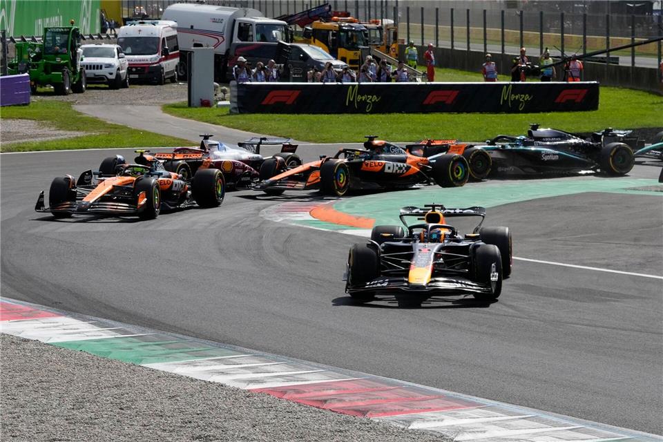 Red Bulls „Wiedergeburt“: Verstappen-Jubel im roten Rauch Die Szene sorgte für Wut bei Norris. Luca Bruno/AP/dpa