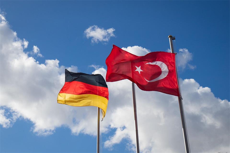 Die TGD fordert nach der Sachsen Anhalt-Wahl Bund und Länder auf, mehr Schutz für Menschen, die von rechtsextremer Gewalt bedroht sind, bereitzustellen. (Symbolbild)picture alliance / Christian Charisius/dpa