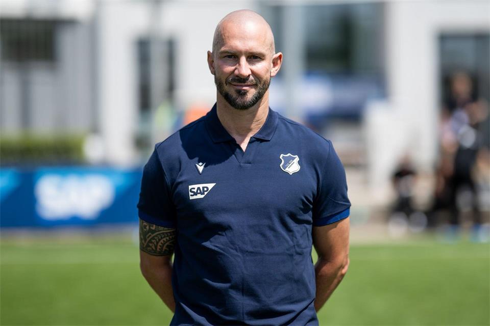 Die TSG 1899 Hoffenheim mit Coach Christian Ilzer ist in Aue klarer Favorit. (Archivbild)Florian Wiegand/dpa