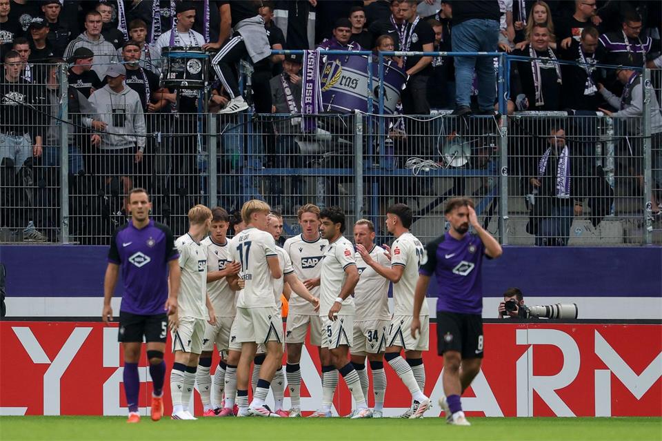 Die TSG Hoffenheim führt im DFB-Pokal bei Erzgebirge Aue schon zur Halbzeit mit 3:0. Jan Woitas/dpa