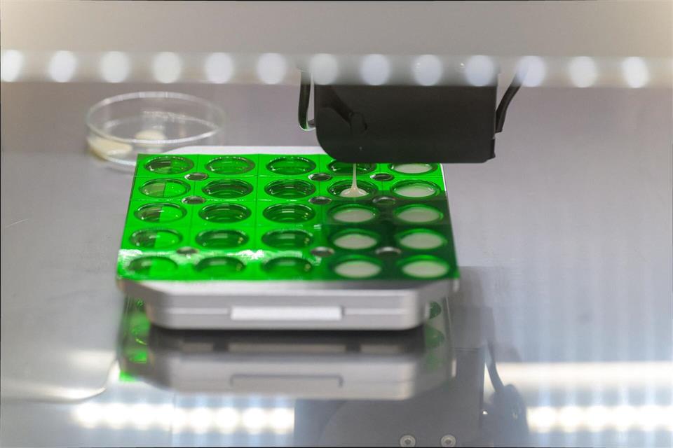 Die Tabletten aus dem 3D-Arzneimitteldrucker in Oldenburg sollen bei der Behandlung von schwer kranken Kindern helfen.Izabela Mittwollen/dpa