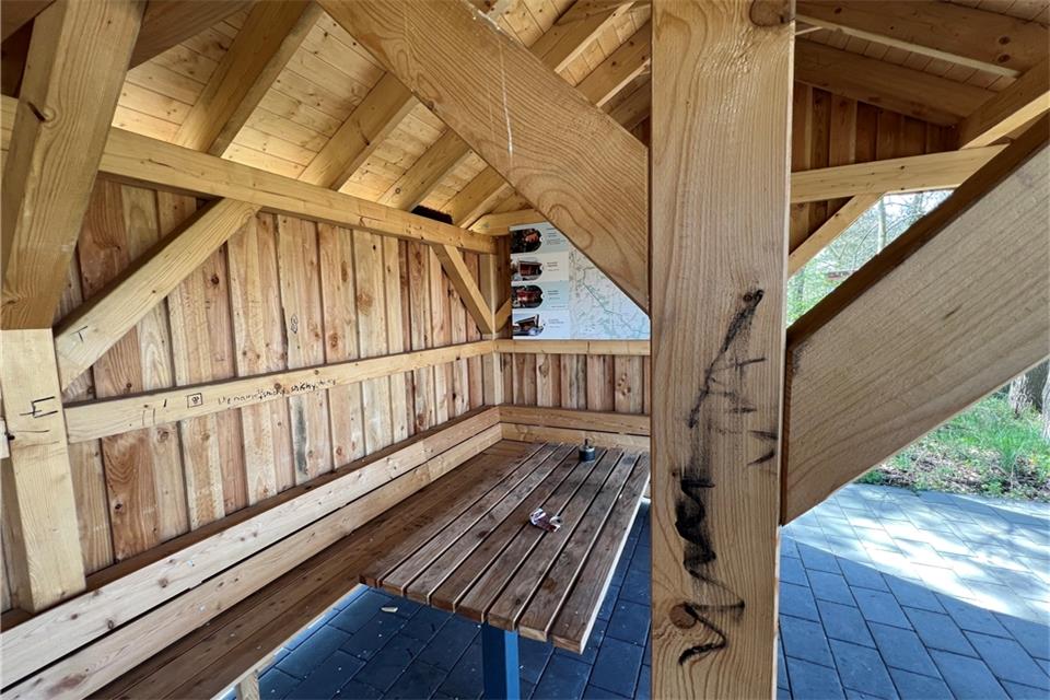 Die Täter hinterließen Schmierereien.