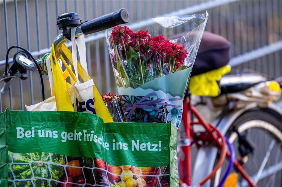 Die Tafel in Schwerin hilft Bedürftigen seit 30Jahren mit der Weitergabe von Lebensmitteln.   Jens Büttner/dpa