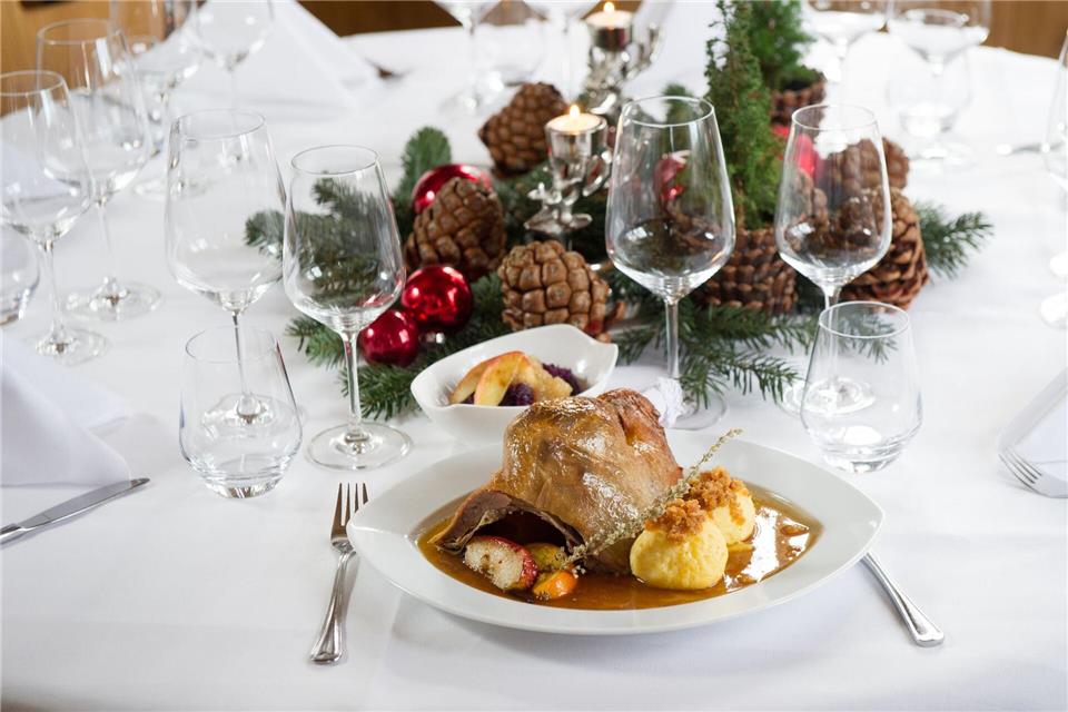 Die Tafel ist weihnachtlich gedeckt. Klassischerweise passen zur Weihnachtsgans-Portion Klöße. Tobias Hase/dpa-tmn