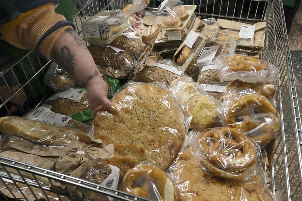 Die Tafeln in Mecklenburg-Vorpommern leiden unter den stark gestiegenen Kraftstoffpreisen. Bernd Wüstneck/dpa
