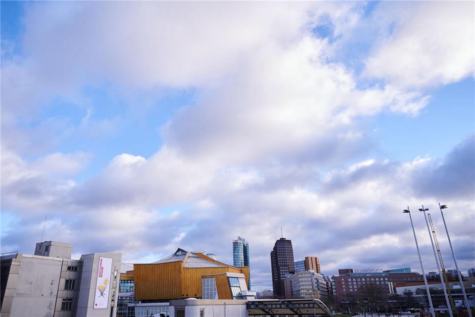 Die Tageshöchstwerte in Berlin und Brandenburg liegen nach Angaben des DWD in den nächsten drei Tagen zwischen 4 und 9 Grad. (Archivbild)Annette Riedl/dpa