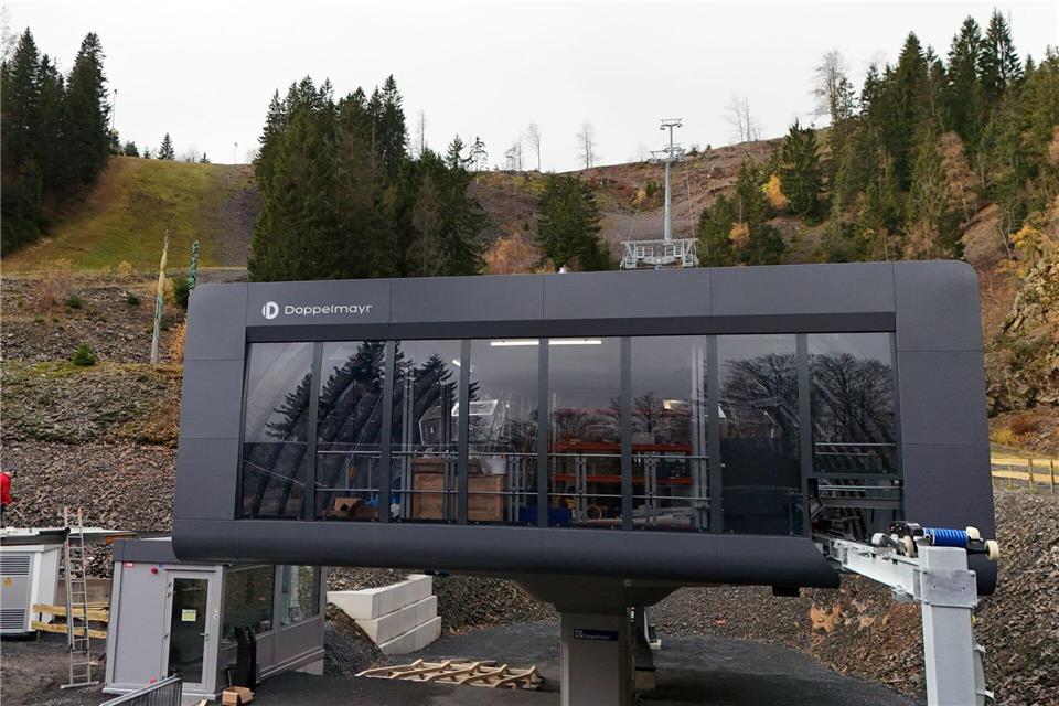 Die Talstation des neuen Sessellifts in Steinach. In der kommenden Saison solle eine neue Beschneiungsanlage, eine neue Piste, eine beschneite Langlaufloipe sowie ein Förderband, das auch für Rodler nutzbar sein soll, fertiggestellt sein.Martin Schutt/dpa