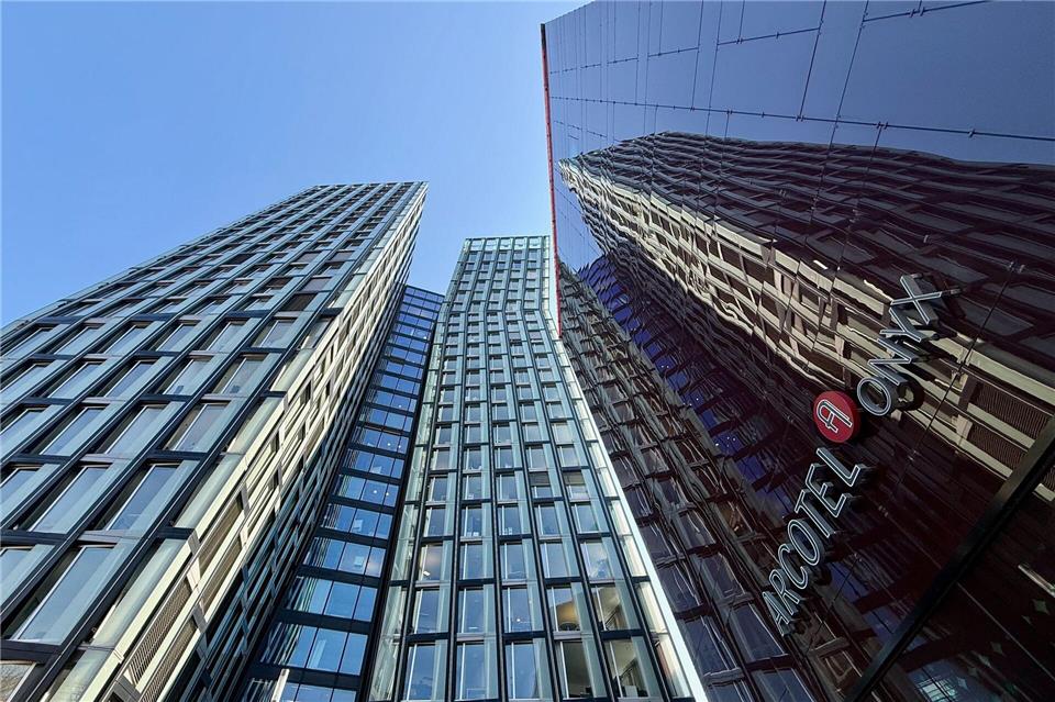 Die „Tanzenden Türme“ und das „Arcotel Onyx“ markieren das östliche Ende der Reeperbahn.Wolfgang Stelljes/dpa-tmn