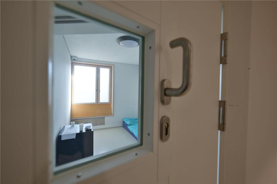 Die Tapete in dem Zimmer wurde teils abgerissen. Felix Kästle/dpa