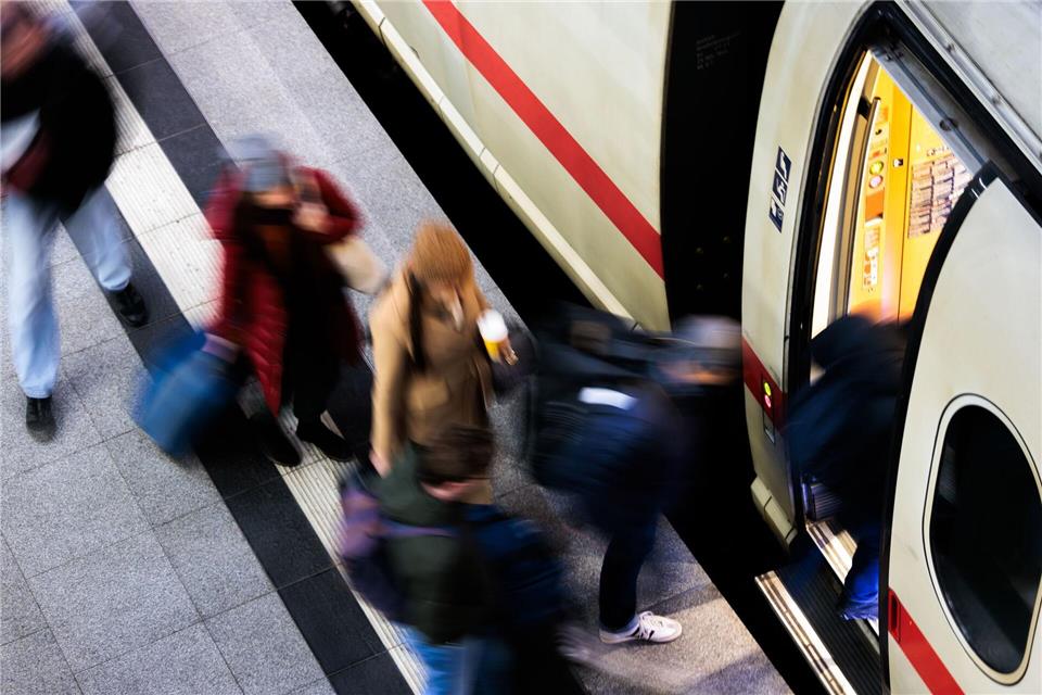 Die Tarifeinigung von Bahn und GDL bedeutet auch: Keine Warnstreiks in diesem und dem kommenden Jahr auf der Schiene. (Archivbild)Carsten Koall/dpa