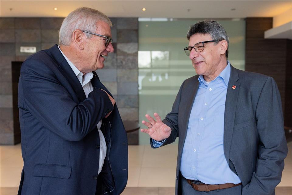 Die Tarifparteien haben den am Dienstag in Hamburg vereinbarten Pilot-Abschluss übernommen. (Archivbild)Rolf Vennenbernd/dpa