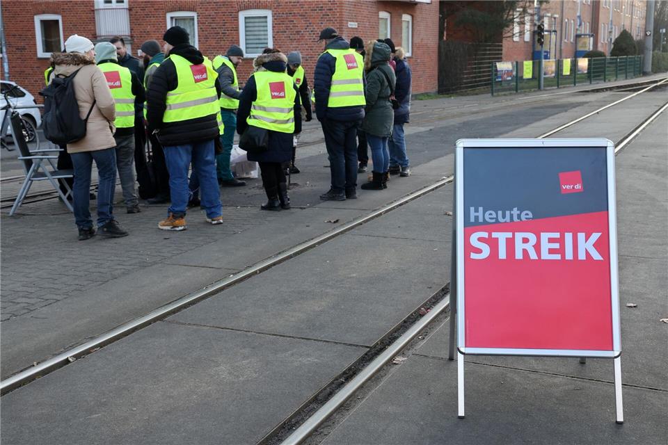 Die Tarifverhandlungen im ÖPNV werden von einem Warnstreik bei der Rostocker Straßenbahn AG begleitet. (Archivbild)Bernd Wüstneck/dpa