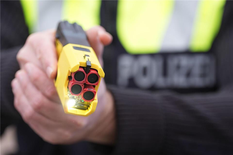 Die Taser werden zunächst von den Streifenpolizistinnen und -polizisten in Südbaden ausprobiert. (Archivfoto)Marcus Brandt/dpa