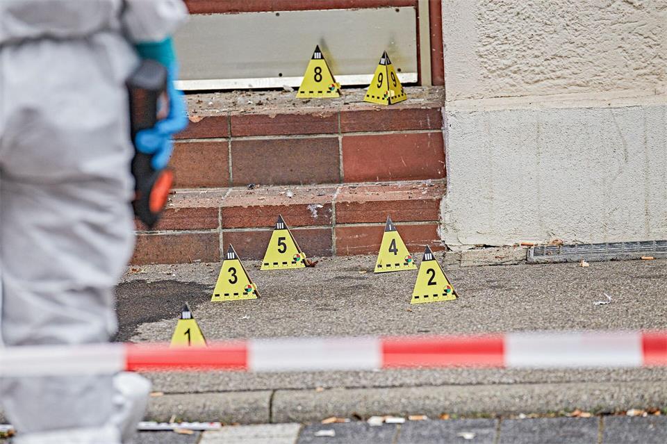 Die Tatort-Ermittler sammeln Beweise.Jason Tschepljakow/dpa